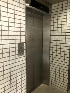 秀和浜松町駅前ビルの外観