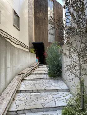 NISHIAZABU ROJIビルの外観