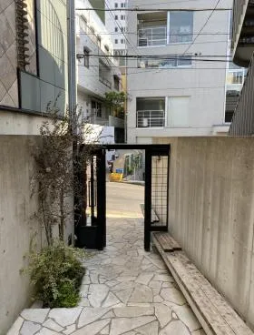 NISHIAZABU ROJIビルの外観