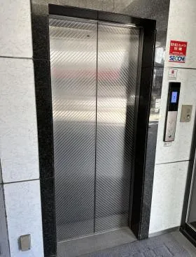 神田駅前ビルの外観