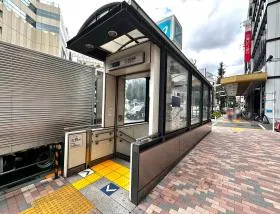 出入口2から地上に出て、明治通り方面へ直進する（高架下を通過する）