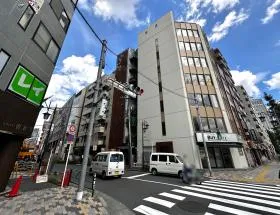 高架下を抜けたら横断歩道を渡り左へ進む（信号が現れるまで進む。途中ローソンを通過）