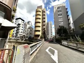 橋（庚申橋）を渡り、明治通りに出たら反対側に当ビルがある