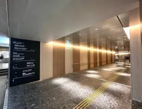 神谷町トラストタワー（東京ワールドゲート）への入口があるので進む