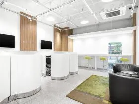 Regus(リージャス)新宿南口ビジネスセンターの外観