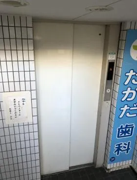 小安ビルの外観