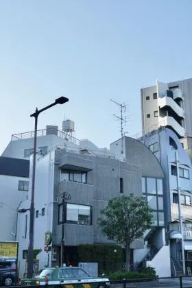 西春ビルの外観