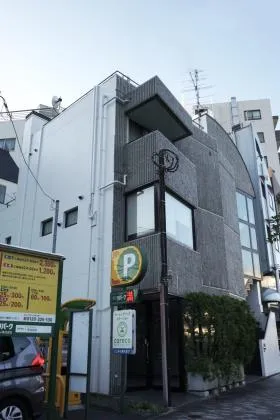 西春ビルの外観