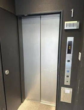 マロニエ通り銀座館の外観