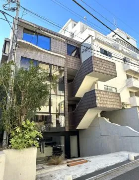 南青山泉ビルの外観