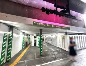 新南改札から出て渋谷サクラステージ SHIBUYAタワーから外に出る（駅と直結している）