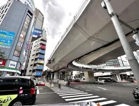 渋谷サクラステージ SHIBUYAタワーから外に出たら、玉川通り沿いを直進する