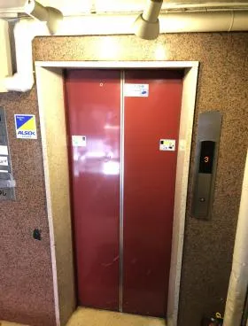 要会館ビルの外観