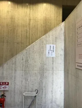 美術館ビルの外観