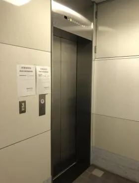 津国屋ビルの外観