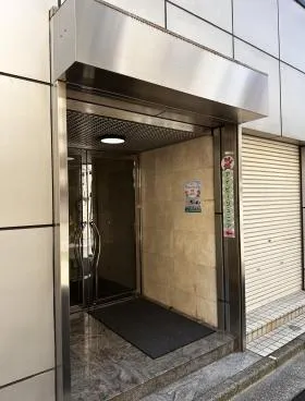 一二三薬局ビルの外観