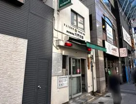 出入口近くにある交番を通過する