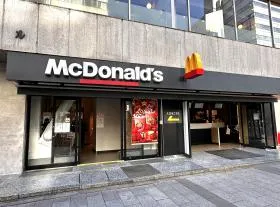 マクドナルドを通過すれば当ビル着