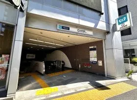 出入口2から地上に出て左に進む（明治通り沿いを原宿方面へ直進）