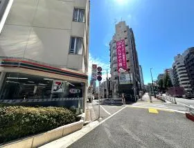 セブンイレブンを通過する