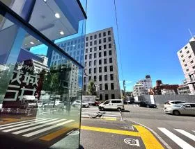 成城石井の前にある横断歩道を渡り、左へ進めば当ビル着