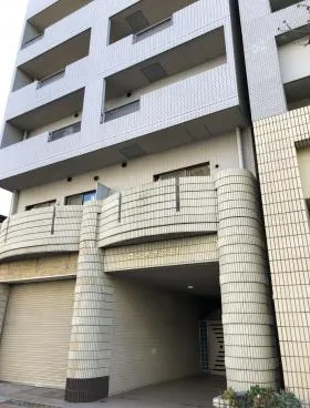 コーポラス81ビルの外観