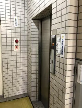 コーポラス81ビルの外観