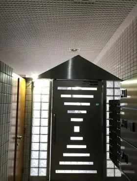 コーポラス81ビルの外観