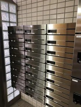コーポラス81ビルの外観