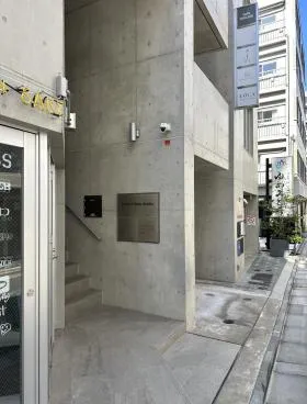 麻布十番新築路面店舗ビルの外観
