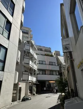 麻布十番新築路面店舗ビルの外観