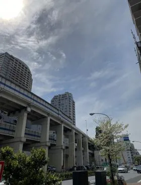 真部ビルの外観