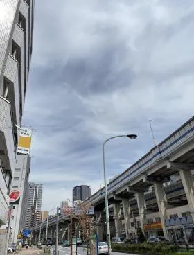 真部ビルの外観