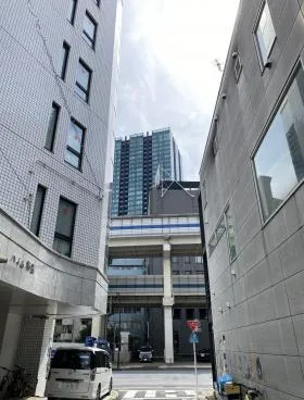 真部ビルの外観