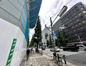 横断歩道を渡り、もう少し直進すれば当ビル着