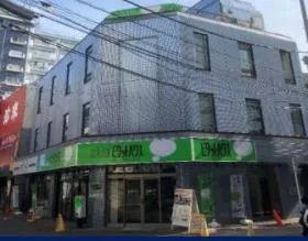 ワイズマート南口店ビルの外観