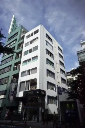 青山十八番館ビルの外観