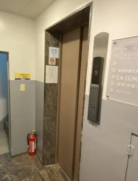 青山十八番館ビルの外観