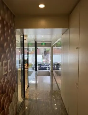 青山十八番館ビルの外観