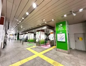 改札を出て右に進む（西口を目指す）