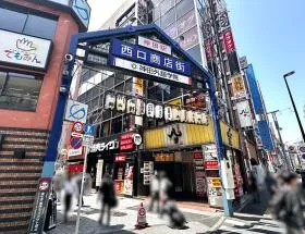 出入口前にある神田駅西口商店街に入る