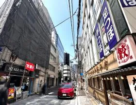 商店街に入って最初の右に曲がる道へ入り、少し直進すれば左側に当ビルがある