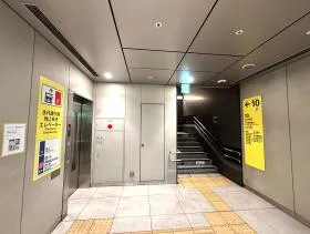 出入口10を目指す