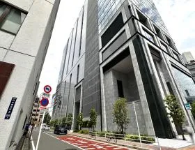 出入口沿いの細い道を直進すれば当ビル着