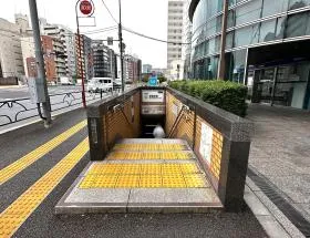 出入口7から地上に出る