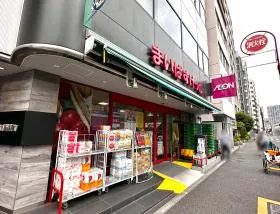 まいばすけっとを通過し、左へ曲がれば当ビル着