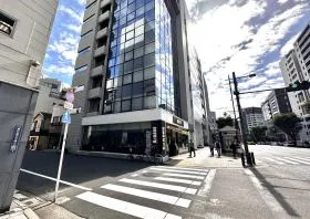 出入口近くにあるドトールの手前で左に曲がる