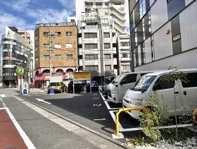 三井のリパーク 東日本橋２丁目駐車場を目指す（当ビルの前が駐車場）