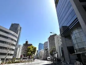 階段を上がったら外苑東通り沿いを直進する