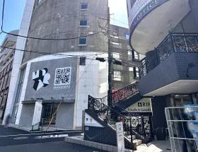 右に曲がれば当ビル着（ペットショップ近くの細い道）